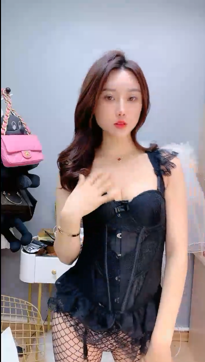 腿模网红女神,超性感,网袜高跟鞋!1V 880MB