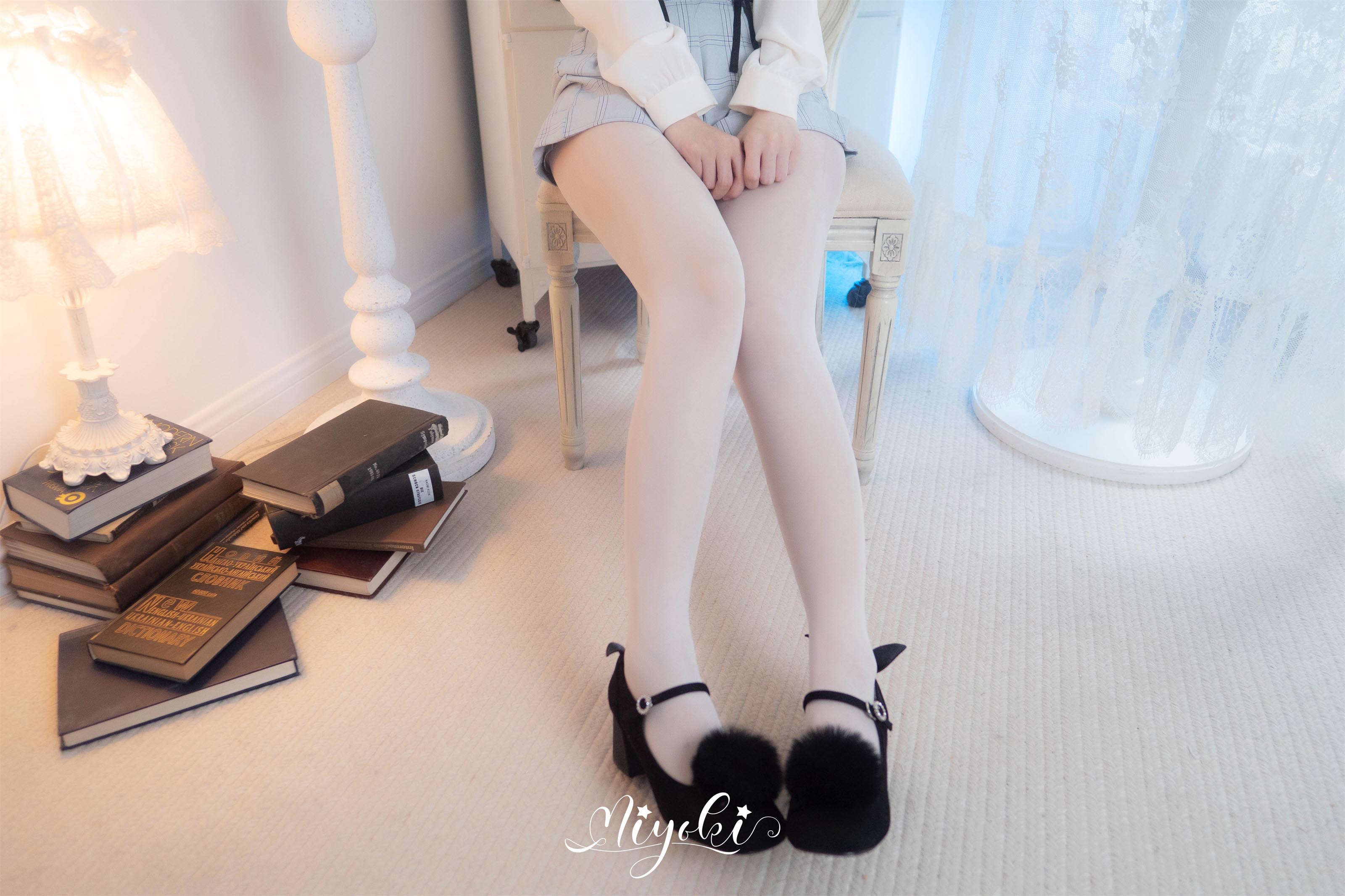 【新】铃木美咲-假日秘会（中卷）【35P+1V】【2.12G百度云】