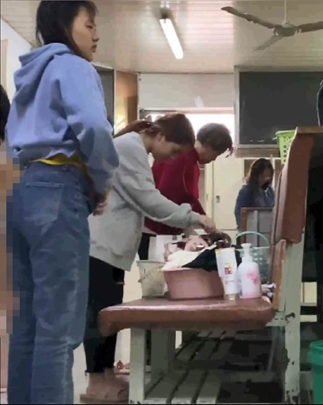 1021 贵在真实，校内公共浴室内部春色，超多学妹全裸洗澡出浴曝光5v