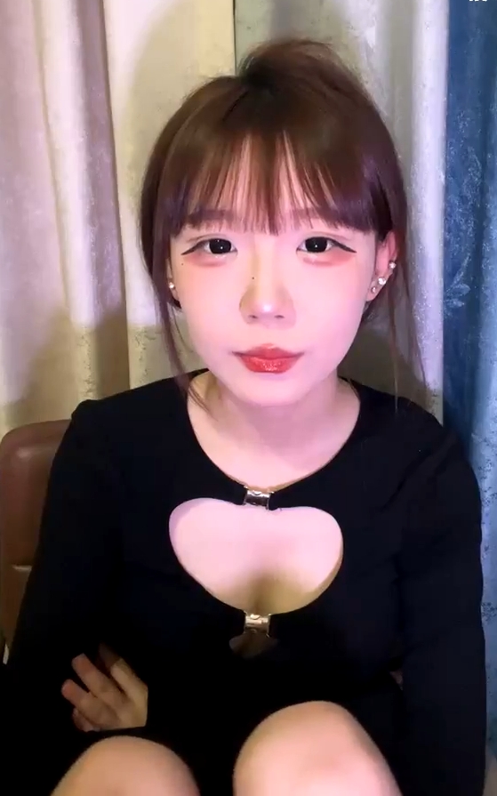 634 2025年新流，06纯欲卧蚕小美女一线天粉鲍【D-033】大尺度精华扣逼自慰 8v