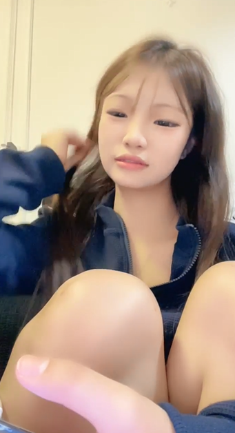1147 一线天粉屄精神小妹【梨花诗】下海福利3v