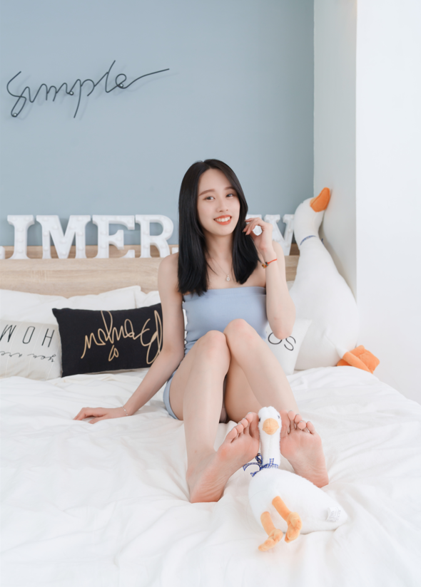 Limerence NO.041 极品女神Sammy 嫩足玩弄穆勒鞋 【145P1V2.78G】