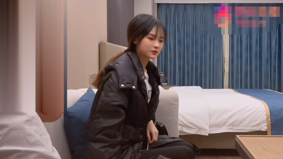 【鬼脚七】酒店约操大学生，软萌乖巧，白嫩翘臀