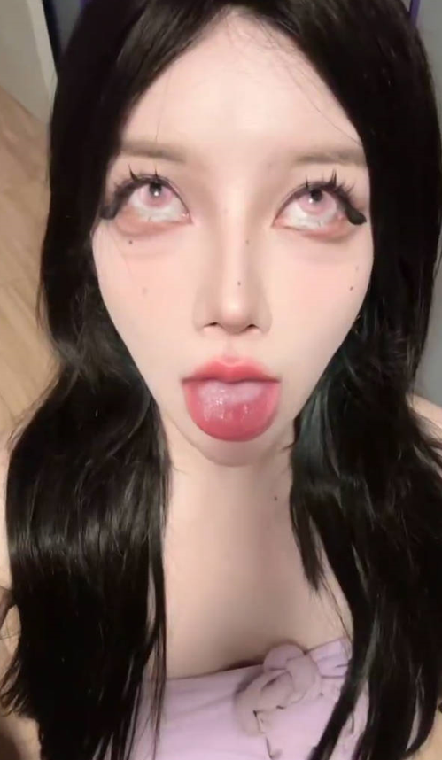 抖音 喵酱崽 超高颜值反差婊,阿黑颜盯射口交,求爸爸把精液射到她的骚嘴巴里