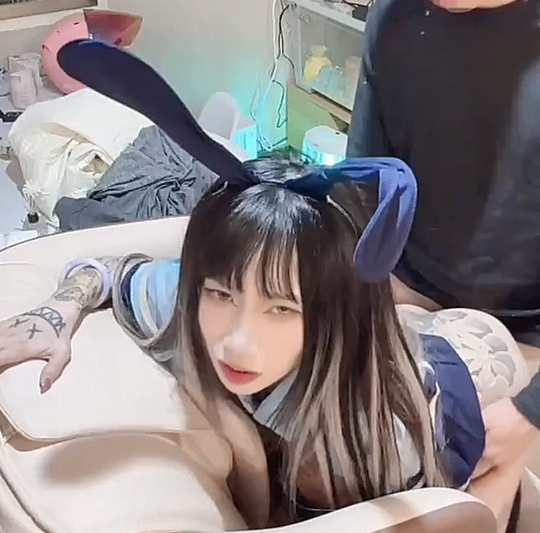 反差符文少女『阿璃Ahri』被按在椅子上后入翘臀 纤纤美腿玲珑身段劲爆完美身材,软糯滚烫蜜道操到腿软