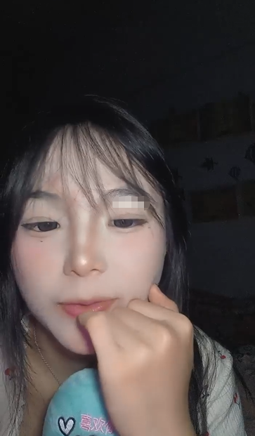 2922 清纯少女刚成年，【花瓣小田园】学生妹闺房中偷偷自慰2v
