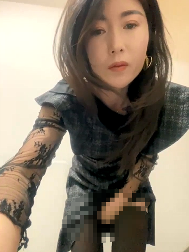 极品白虎熟女【sunny-520】脸穴同框深情投入，楼道自慰喷水