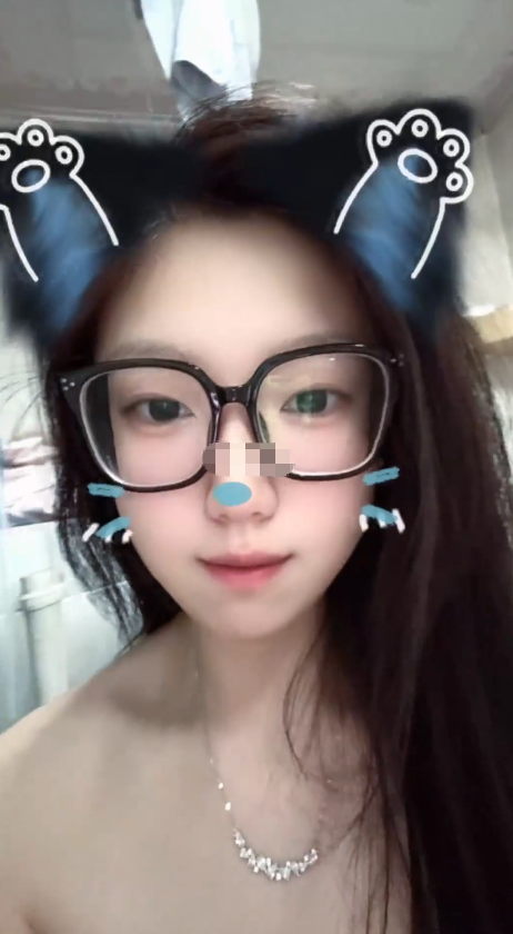 【极品泄密】超美阿黑颜女神原档泄密,标准的一个眼镜婊,大眼睛萌妹,反差感,淫荡的表情挑逗极了【14v】