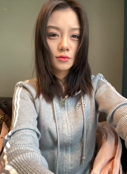 大胆御姐反差骚母狗【Asia-GoodLuck】极限露出，黑丝开裆脸穴同框自慰喷水抽搐