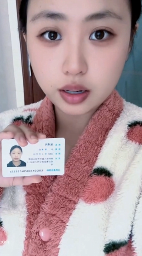 贵州美女张静玲欠裸贷拍洗澡自慰抵押视频脱光光和生活照差别蛮大的【415m】