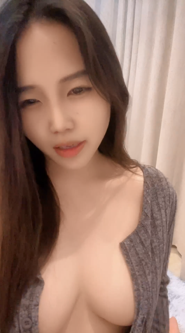 颜值嫩妹【甜奶昔】极品学生妹,36D奶白虎馒头逼【2v】