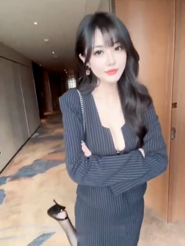 户外露出天花板【阿罗拉】最新VIP群福利,不惧走光调戏路人疯狂露出,露脸野战骚到没边儿了【2v】