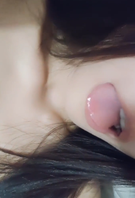 素人女大自慰定制 长发吐舌头挑逗 小小奶子展示，按摩震动小穴，大量喷水！ 3V666M百度盘