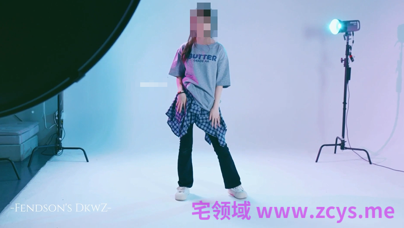 【FENDSON作品】,付费解锁,三点粉K-POP模特,动作一看就是专业的,腋毛和逼都很有特色!