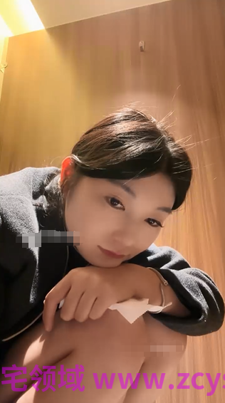 星级酒店的前台小妹,【诱惑巧克力】,上班期间太无聊,跑到厕所自慰,一根手指插进去就高潮了,粉穴美乳好刺激!