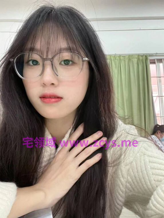 清纯甜妹白天文艺自拍戴眼镜穿黑裙白T，晚上酒店换白丝粉裤跪舔深喉猛吸 女上位疯狂摇动17v21p822m