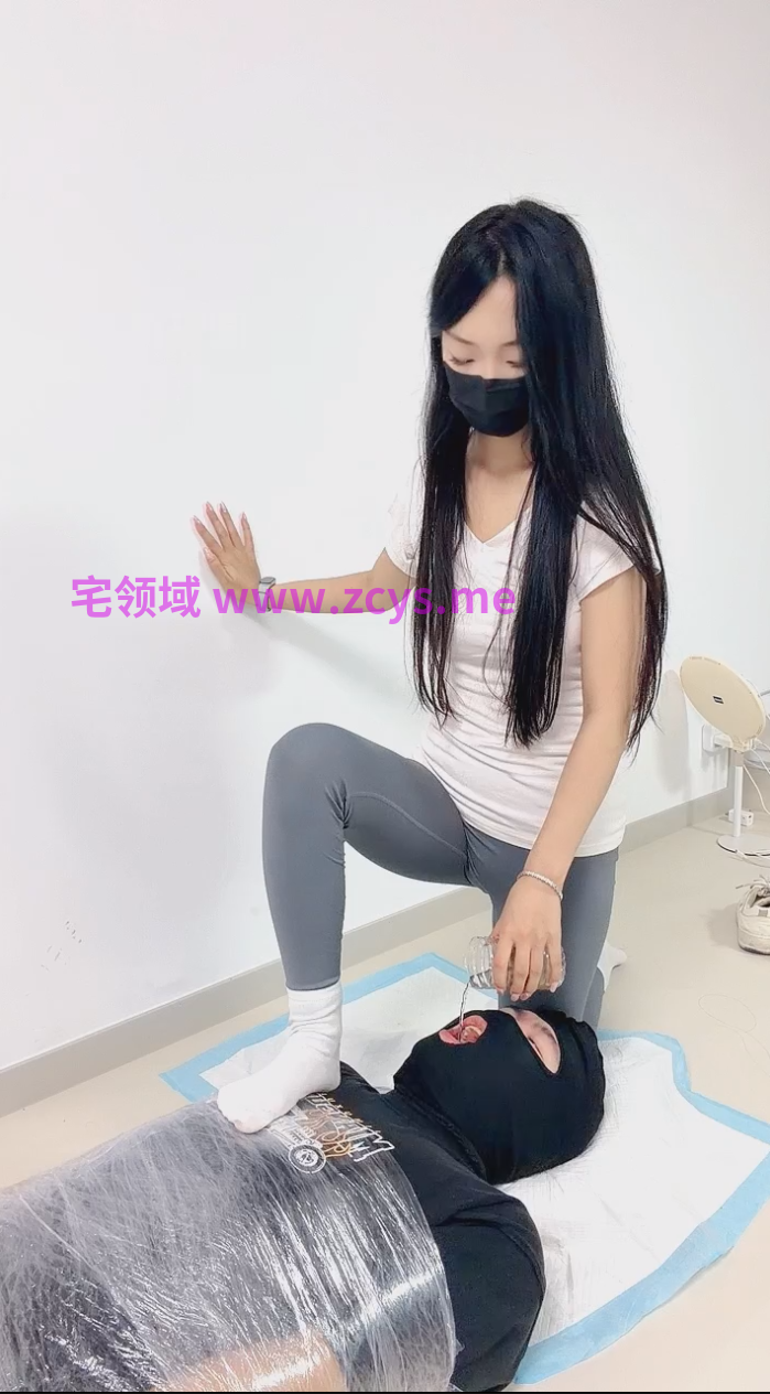 悄玩圈酹月-260904 健身女神踩踏保鲜膜全包【1V】【546MB百度云】