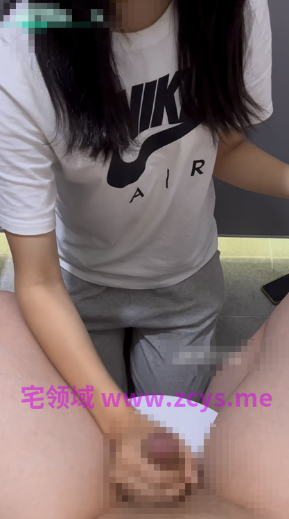 【胸手】 银泰创意城，饭也吃了逛也逛了娃娃也夹了，拉到男厕给我吃精吧