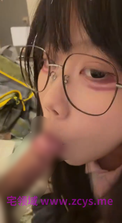 nunu 爱吃棒棒糖，好好吃，带着眼镜口夹的样子实在太反差了，最后没忍住射脸上2v14.5m