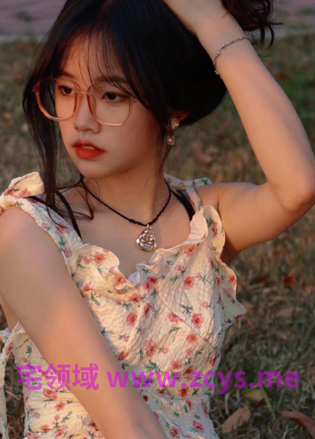 清纯眼镜大学生美女露脸性爱自拍，盯着镜头销魂口活，表里不一反差型6p9v642m