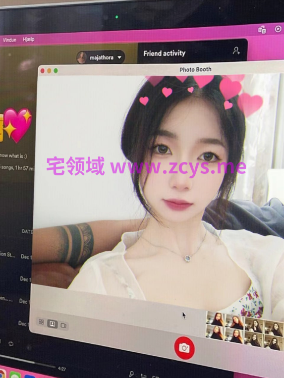 湖南反差女大 白天甜美自拍 晚上后入骑乘猛力摇着肥臀双手抓着肉臀后入狂操到身体前后剧烈晃动11p7v341m