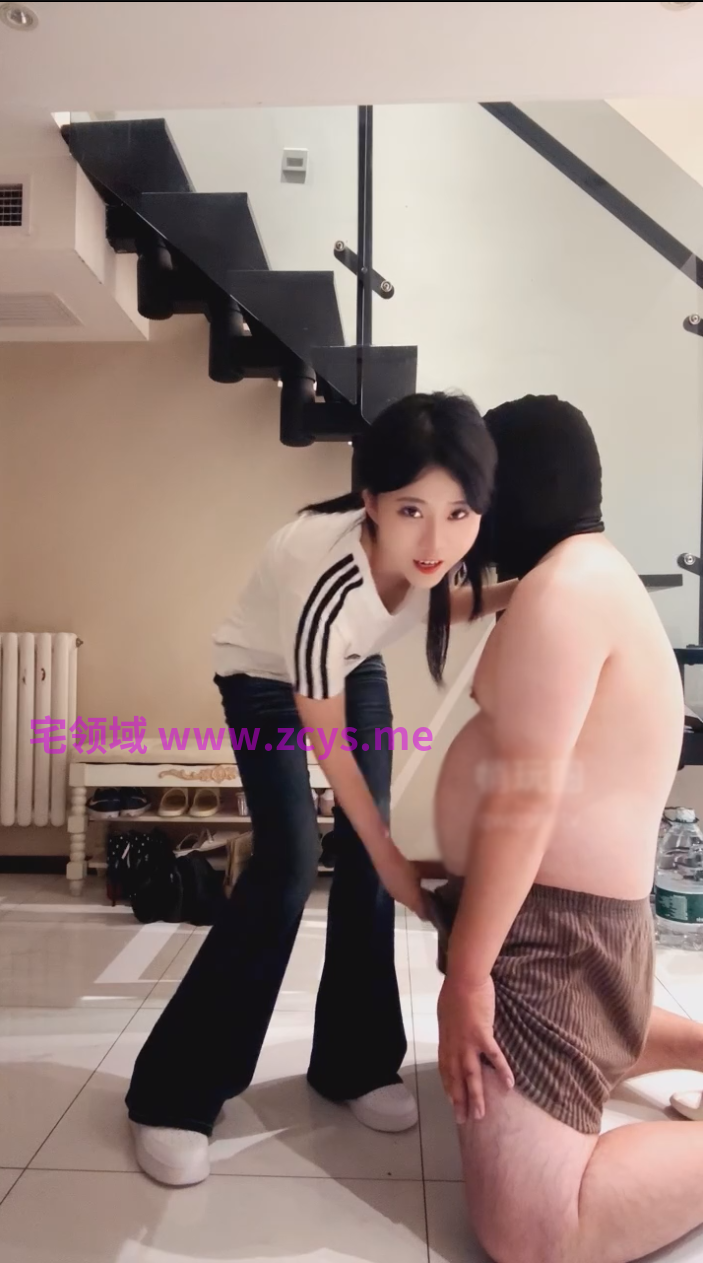悄玩圈依依-260923 舔脏鞋连环暴力踢裆【1V】【524MB百度云】