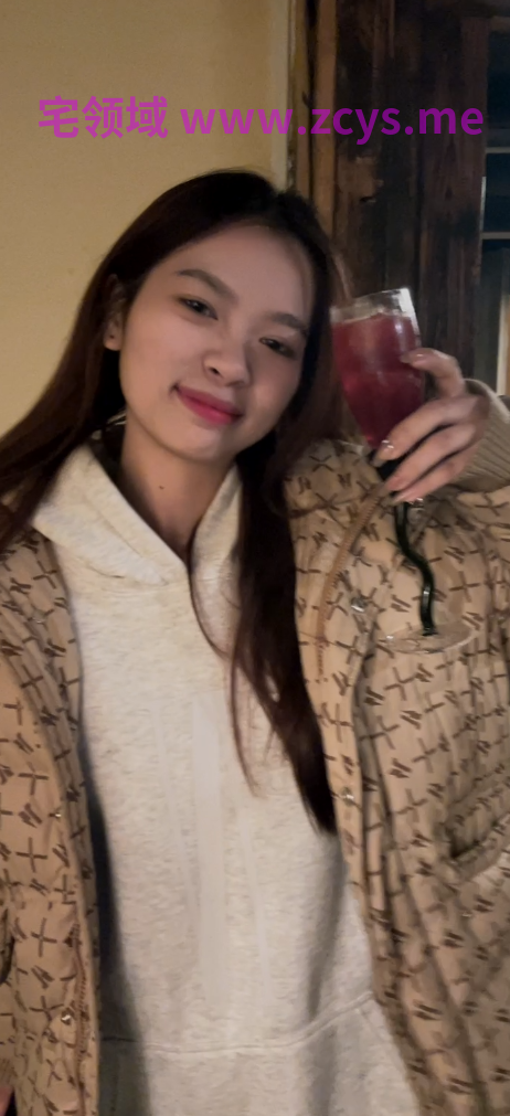 广州高颜值美女笑容甜美乖巧得不行 回家钟爱骑乘女上位疯狂上下猛摇 又狠又色 1p8v371m