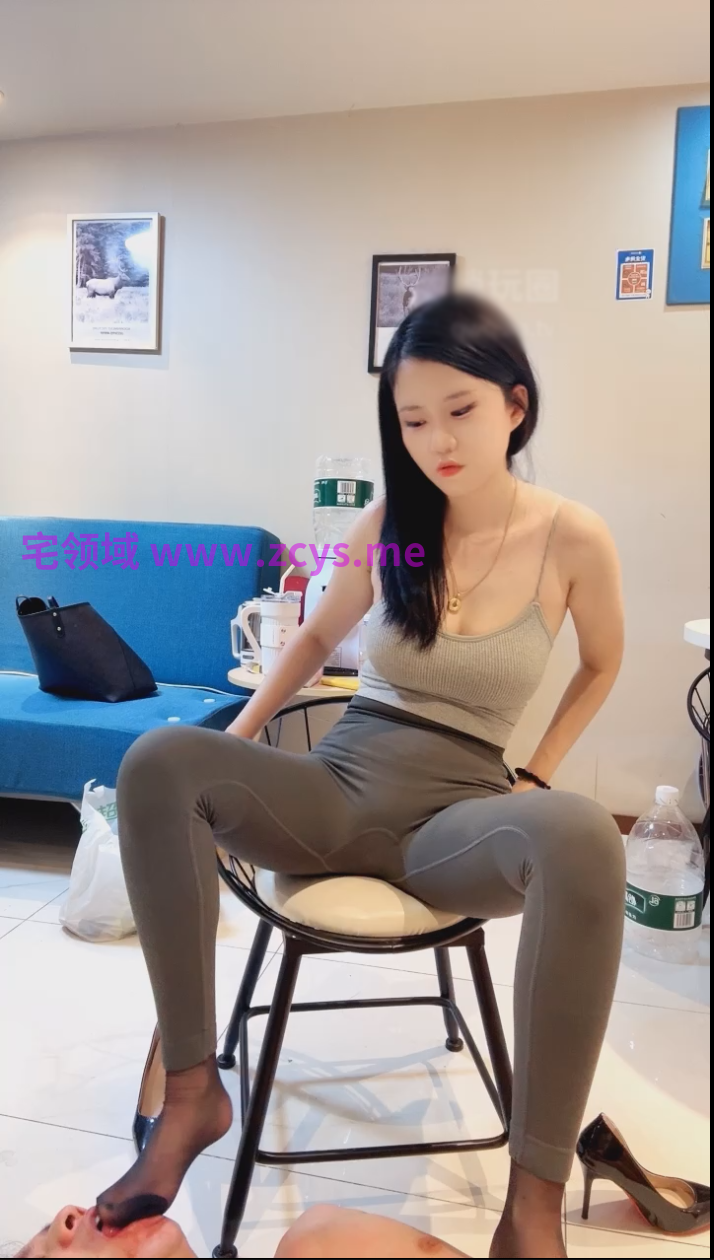 悄玩圈依依-260928 暴力踢裆踩脸踩脖子玩烂男大【1V】【512MB百度云】